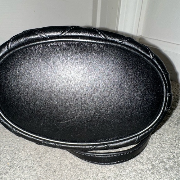 Tory Burch

Fleming Soft Mini Bucket Bag - Picture 4 of 4